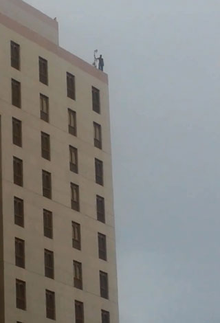 بالفيديو- سعودي يحاول الانتحار من فوق فندق مجاور للمسجد النبوي