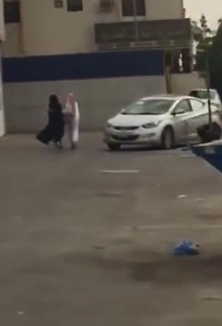 بالفيديو- سعودي يجبر فتاة على ركوب سيارته