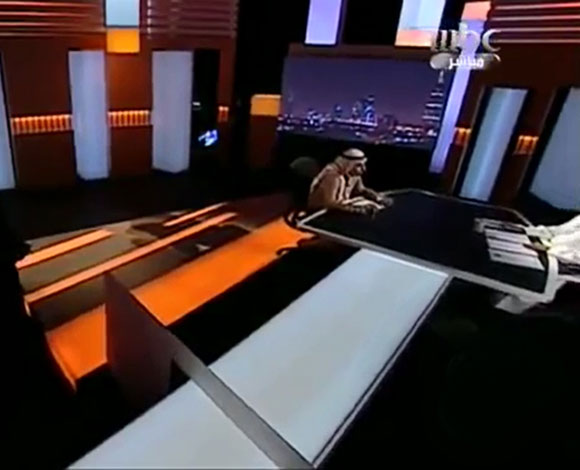 بالفيديو: بعد فراق 25 عام ... سعودي يلتقي بوالدته