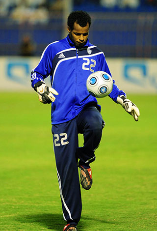 بالفيديو...حارس المنتخب السعودي يقلد أسلوب نوير ويفشل