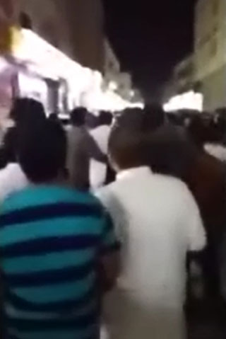 بالفيديو- مضاربة جماعية بالسكاكين في الرياض