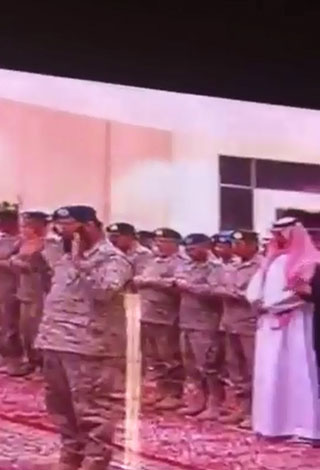 بالفيديو- ولي ولي العهد يؤدي صلاة الميت على الفريق الشعلان