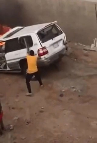 بالفيديو- رجل ينفذ من حريق في سيارته كاد أن يودي بحياته