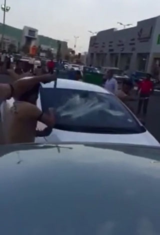 بالفيديو- عمال يعتدون على سعودي بالضرب المبرح