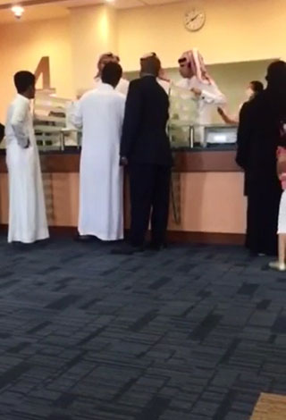 بالفيديو: عراك داخل مستشفى المملكة بين موظف ومراجع