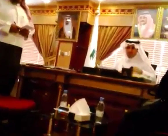 بالفيديو.. طرد سعودية من "صحة نجران" بعد "تطاولها" على مكتب المدير