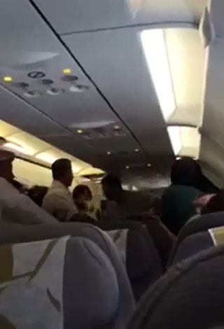 بالفيديو- مشادة كلامية بين سيدات خليجيات على متن طائرة