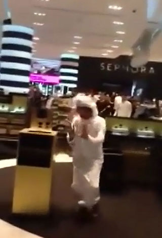 بالفيديو: إماراتي يرقص بشكل غريب وسط "دبي مول"