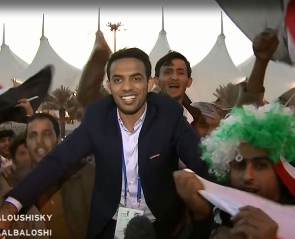 بالفيديو... مذيع إماراتي يتعرض لموقف محرج على الهواء