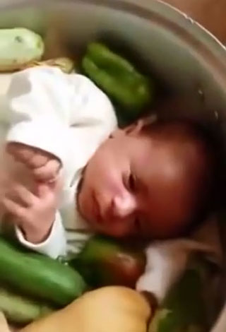 بالفيديو- سعودي يقوم بطهو طفله الرضيع