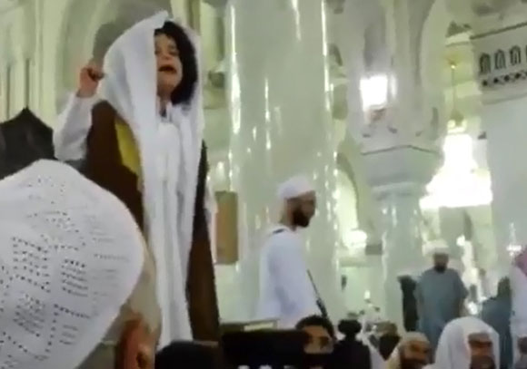 بالفيديو.. طفل سعودي يفاجئ مصلين في المسجد الحرام