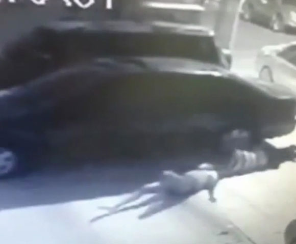 بالفيديو: رمى زوجته وعشيقها من الشرفة