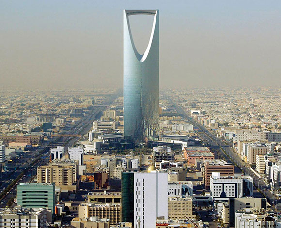 بالفيديو – هذا ما فعله سعودي من أعلى "برج المملكة"!