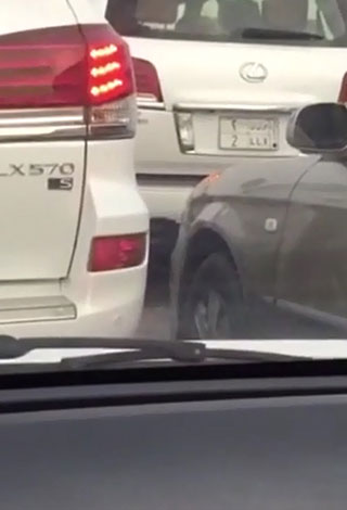 بالفيديو: مواطن يوثق فضيحة عند إحدى الإشارات