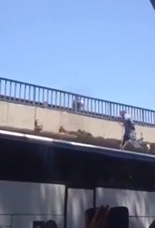 بالفيديو- شاب يحرق نفسه محاولاً الانتحار