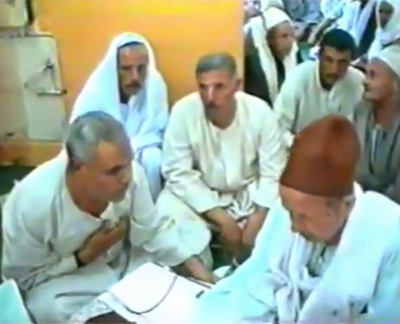 بالفيديو-  مأذون يموت أثناء إشهار زواج