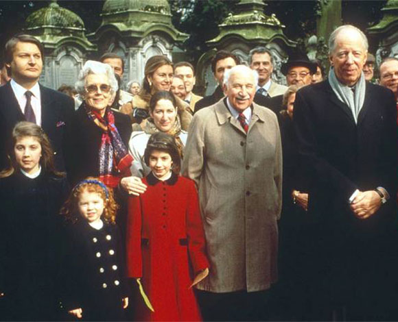 تعرف على العائلة التي متلك أكثر من نصف الكرة الارضية!