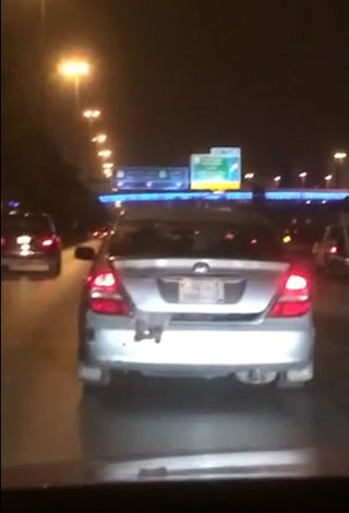بالفيديو: فضيحة على طرقات الرياض