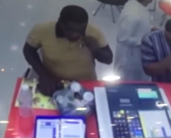 فيديو: فضيحة في أحد المطاعم الشهيرة في السعودية