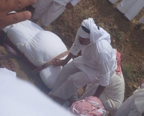 بالفيديو- رافعة لدفن شاب سعودي