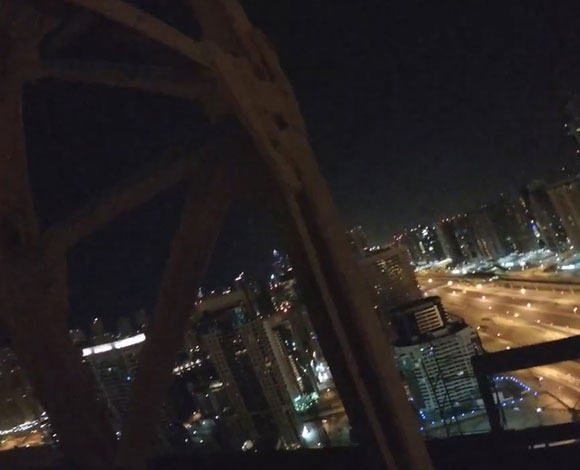 بالفيديو- متهور من قمة برج بدبي مارينا