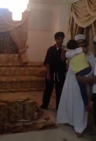 بالفيديو- هكذت كانت ردة فعل فتاة سعودية بعد لقاء والدها