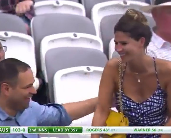 بالفيديو: لحظات محرجة لفتاة على الهواء