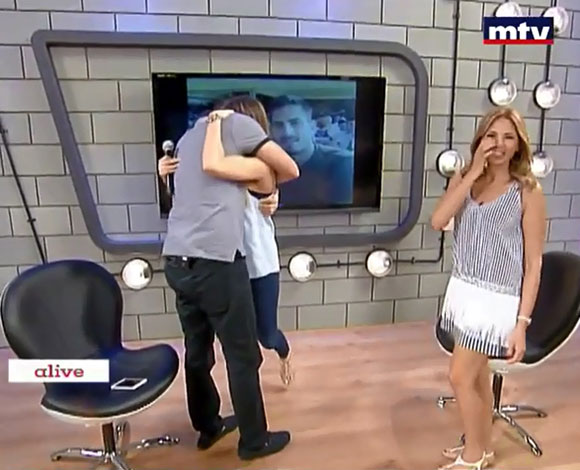 بالفيديو: مذيع يطلب يد حبيبته على الهواء