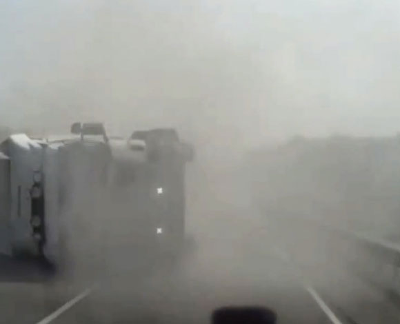 بالفيديو- سائق سيارة ينجو من الموت بأعجوبة