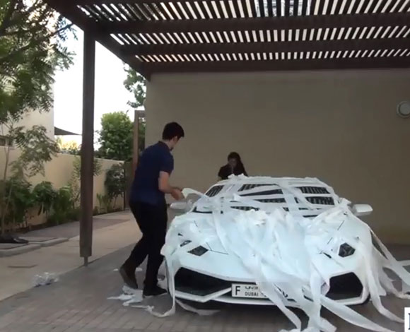 بالفيديو- إماراتي يقوم بمقلب بسيارة شقيقته