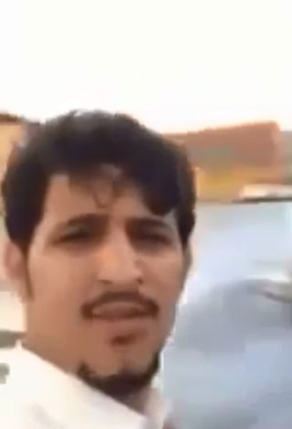 بالفيديو- سعودي يتعرض لحادث غريب بسب سيلفي