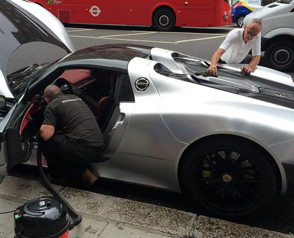 بالفيديو- سعودي يدفع الملايين لغسل سيارته وسط شارع لندن!