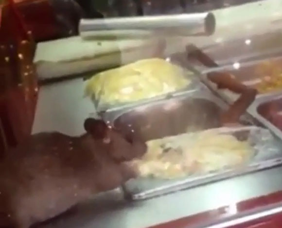 بالفيديو: فضيحة في أحد المطاعم الشهيرة بالسعودية!
