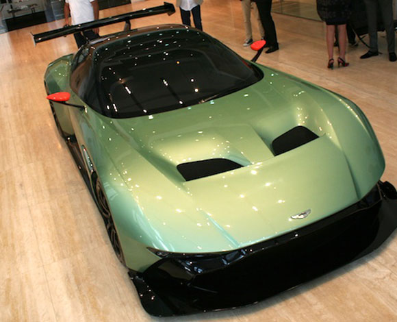 بالفيديو- سيارة بـ 8.5 مليون درهم في دبي!