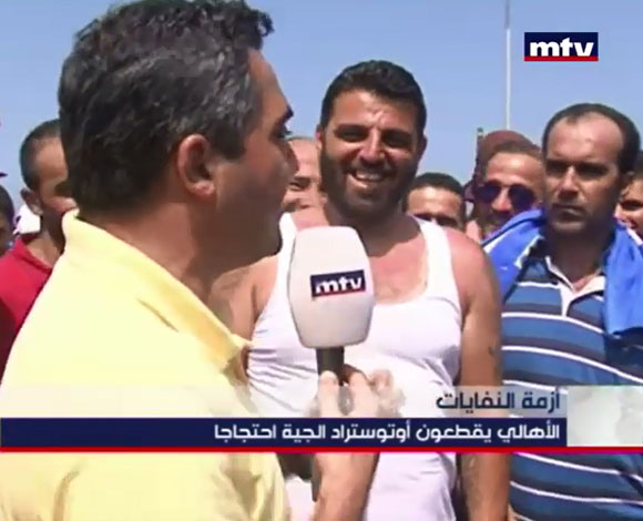 بالفيديو- مراسل يتعرض لموقف محرج على الهواء