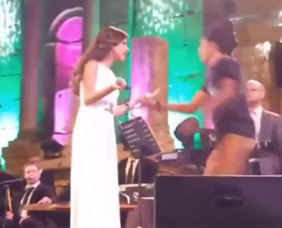 بالفيديو- معجب يقتحم المسرح ... وهذه ردة فعل نانسي عجرم