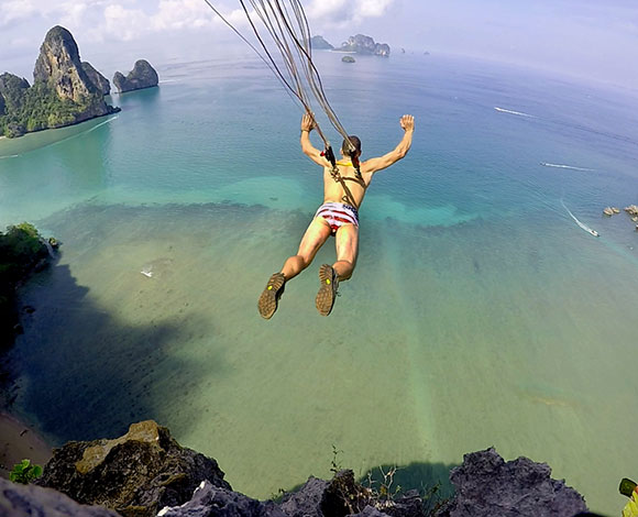 الفيديو- هل تتجرأ أن تتشبه بهذا المغامر؟