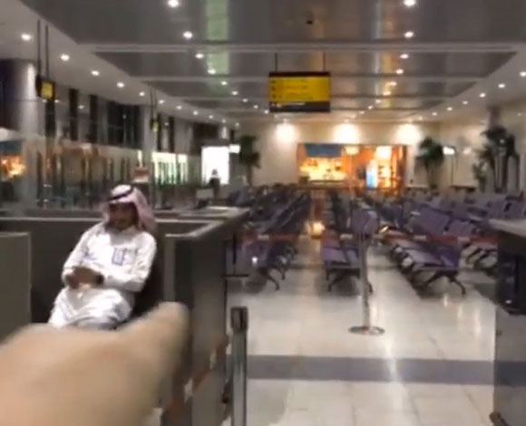 بالفيديو- سعودية تتعرض لسوء تتعامل في المطار