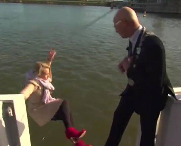 بالفيديو: لحظات طريفة ومضحكة لمذيعين من حول العالم