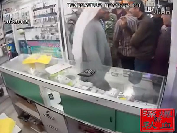 بالفيديو- إماراتي يسرق رزمة نقود من محل لبيع الهواتف