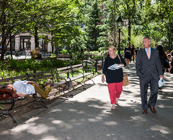 مليونير يتحول الى مشرد ... من قصر فخم الى رصيف منهاتن