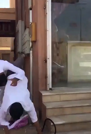 بالفيديو- سعودي يعتدي على عاملا آسيويا