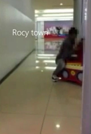 بالفيديو: طفل سعودي يتعرض للتحرش في السعودية