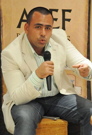 بالفيديو- موقف محرج لمذيع بسبب "أحمر شفايف بالقميص"