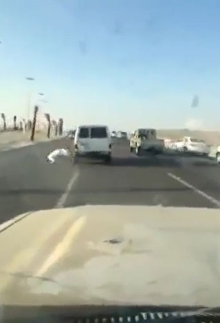 بالفيديو: سعودي يستعرض على الطرقات في السعودية ... وهذا ما حدث له