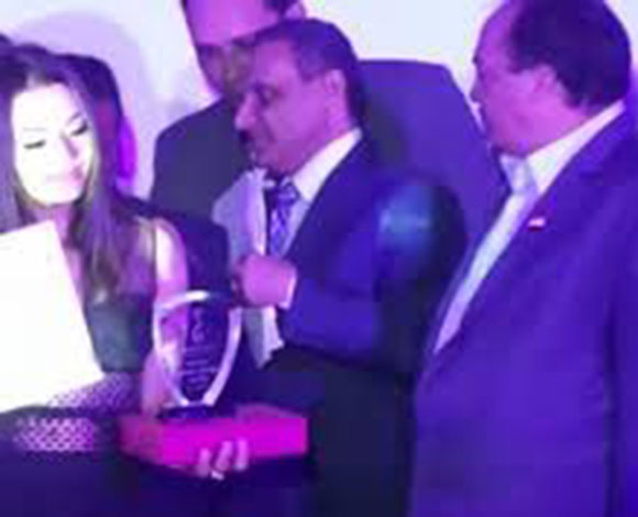 بالفيديو- فنانة تتتعرض لموقف محرج ... والسبب!