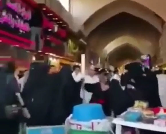 بالفيديو- شجار بين خليجيات في سوق سعودي