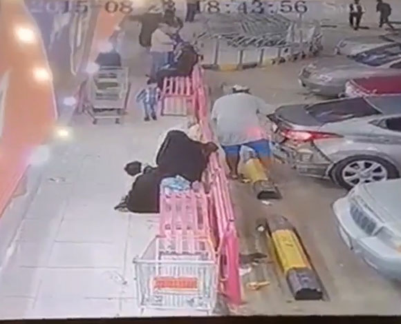 بالفيديو- سعودي يحاول سرقة مسنّة في الشارع