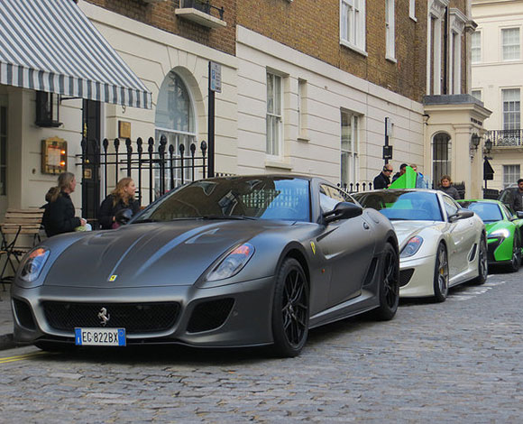 بالفيديو- تعرف على السعودي صاحب هذا الأسطول الفاخر