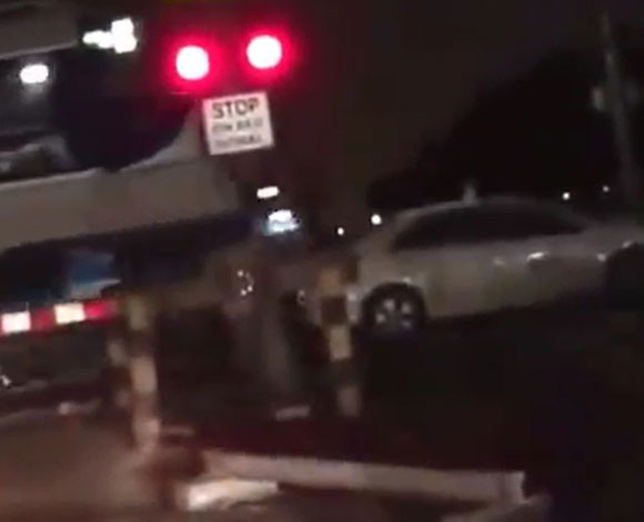 بالفيديو: سعودي ينجو بأعجوبة من تهشيم قطار الدمام لسيارته